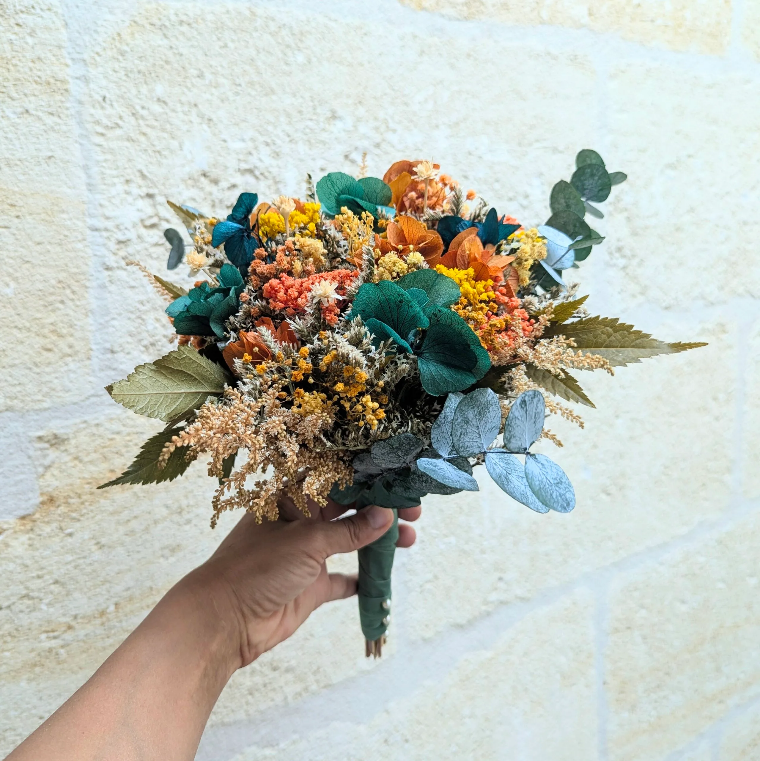 Bouquet de mariée en fleurs stabilisées oranges et bleu-vert, Nila – Image 4
