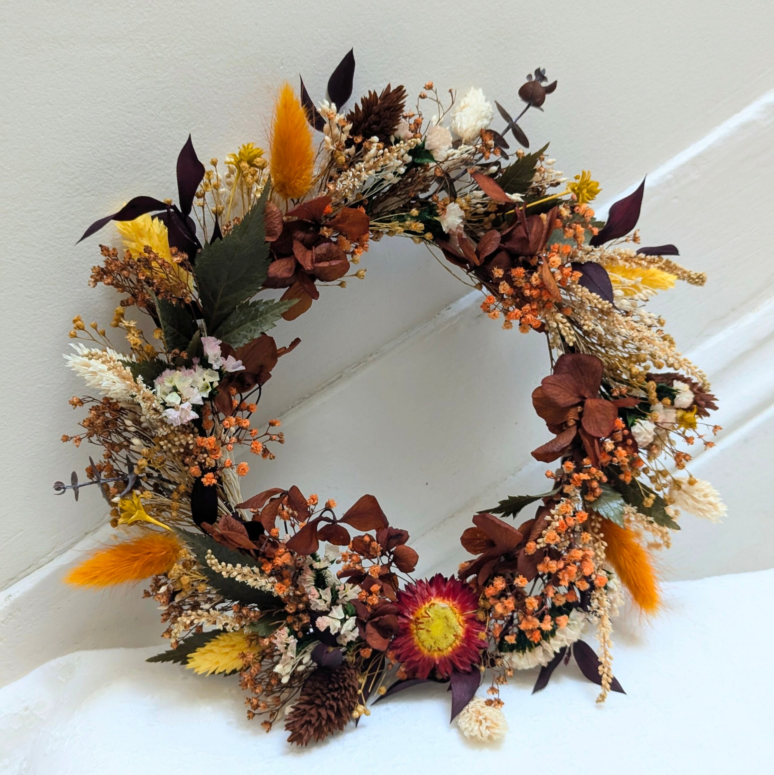 Couronne murale en fleurs séchées terracotta et orange, Margaux