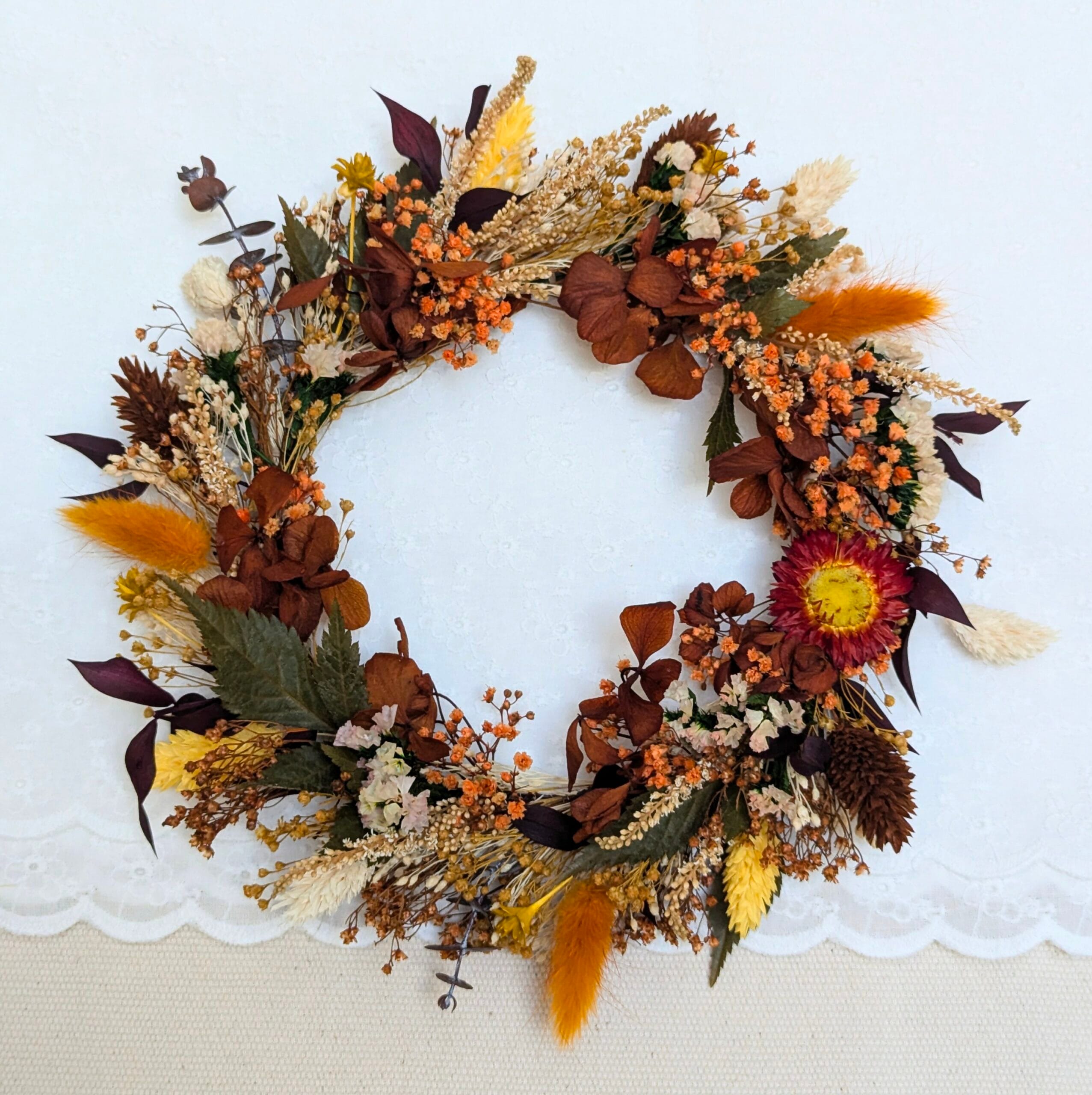 Couronne murale en fleurs séchées terracotta et orange, Margaux – Image 3