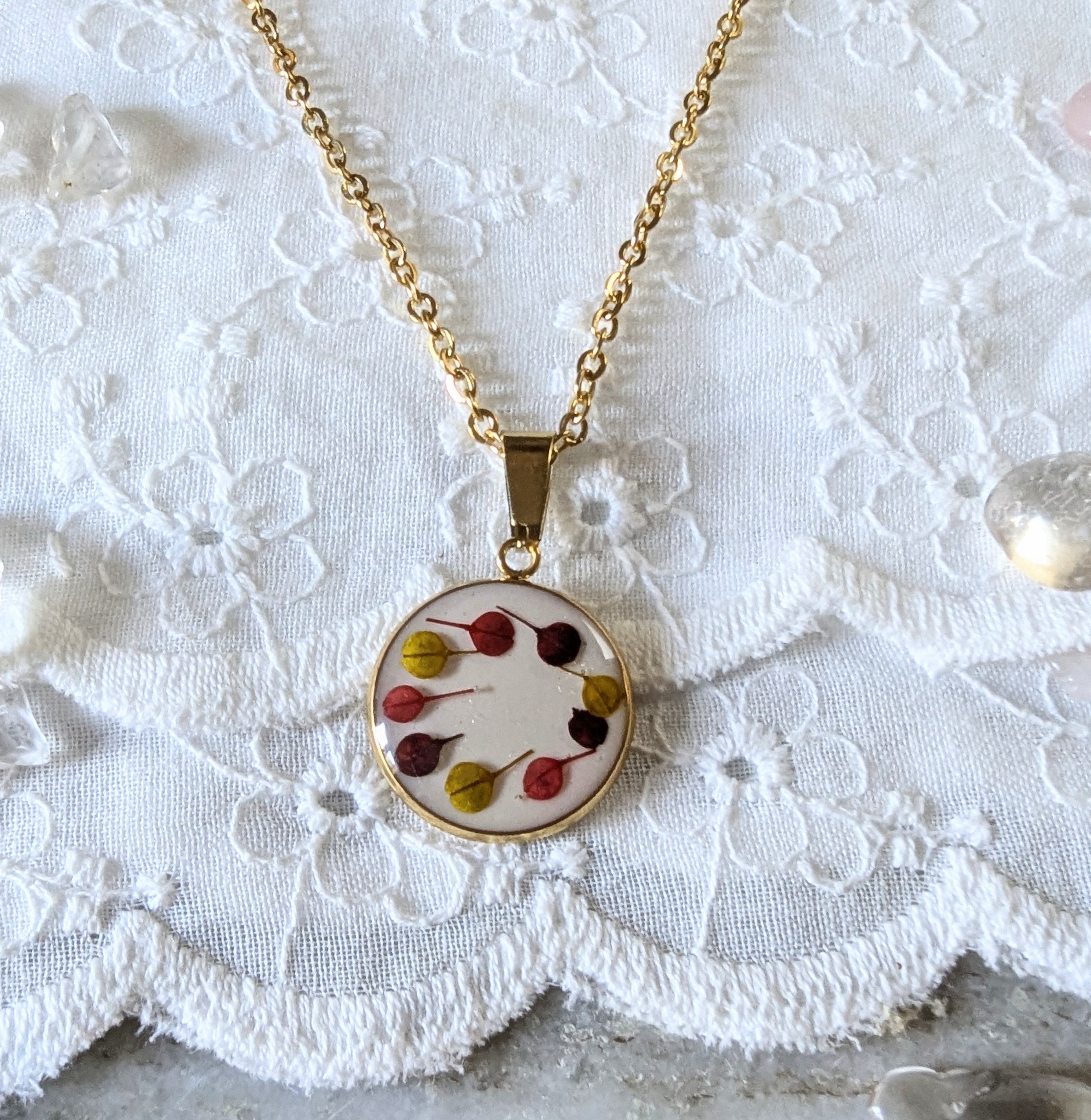 Collier en résine et fleurs séchées rouge, bordeaux, moutarde, Agatha