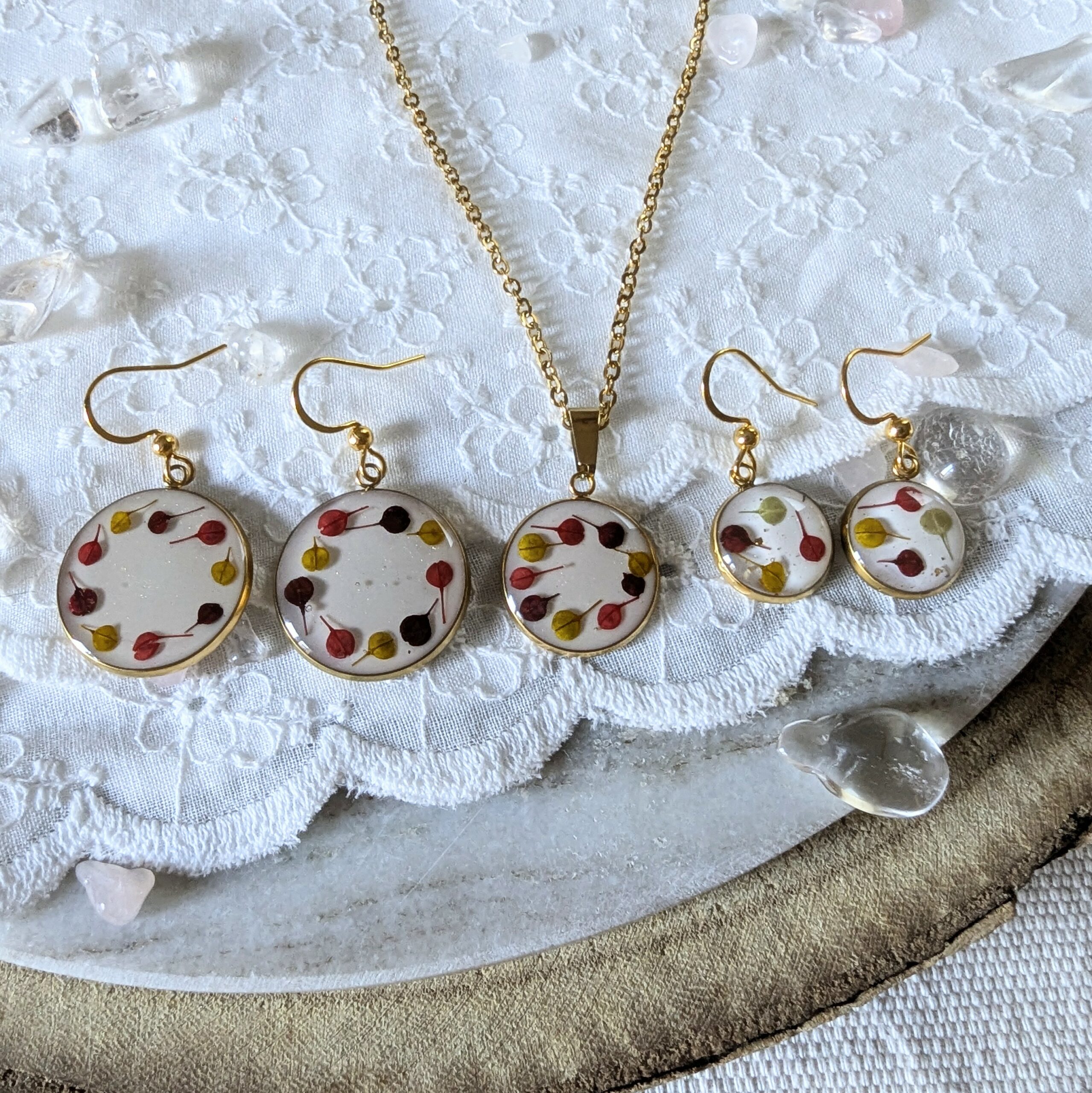 Collier en résine et fleurs séchées rouge, bordeaux, moutarde, Agatha – Image 4