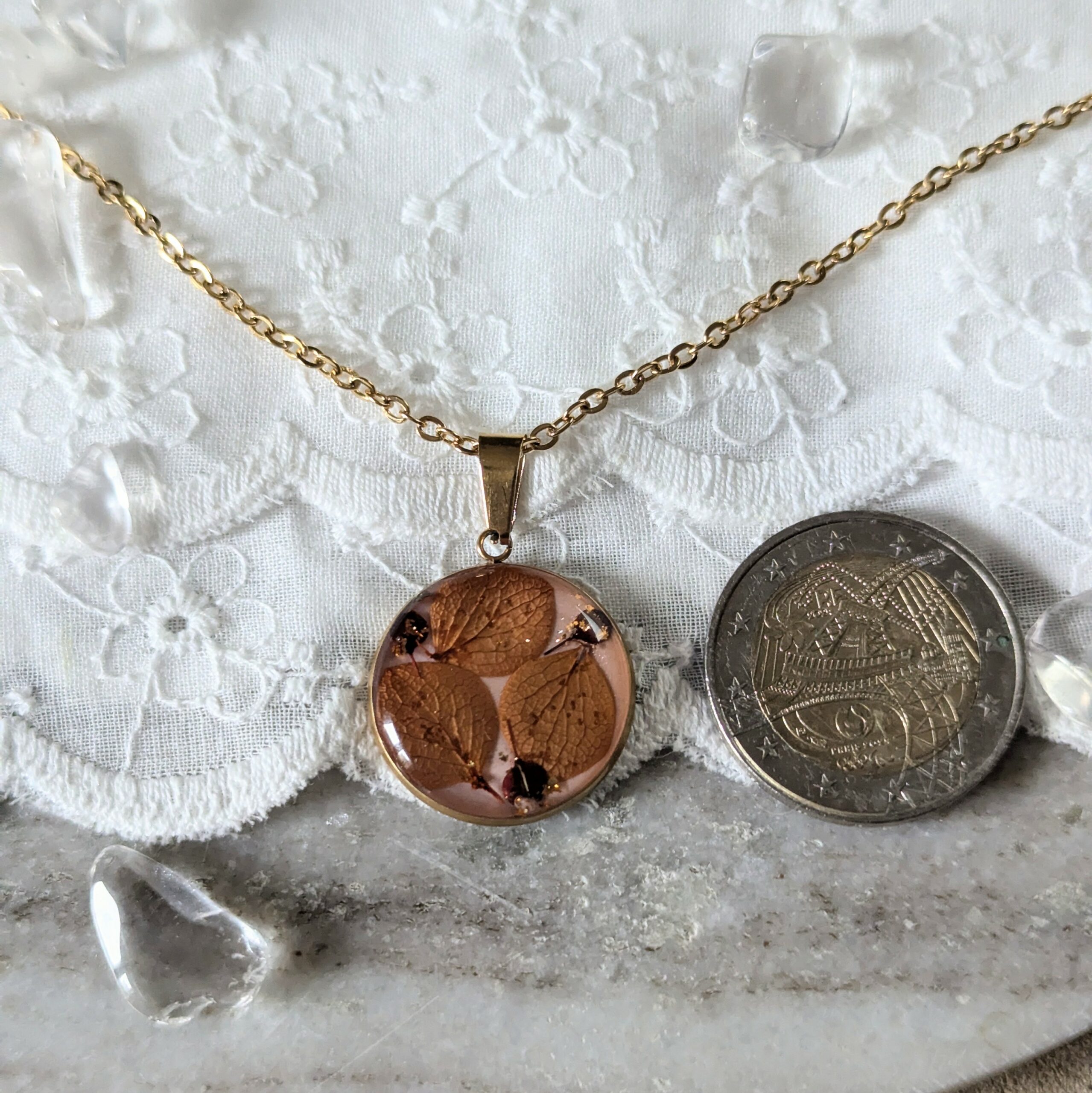 Collier en résine et fleurs séchées cuivrées et bordeaux, Charlotte – Image 2