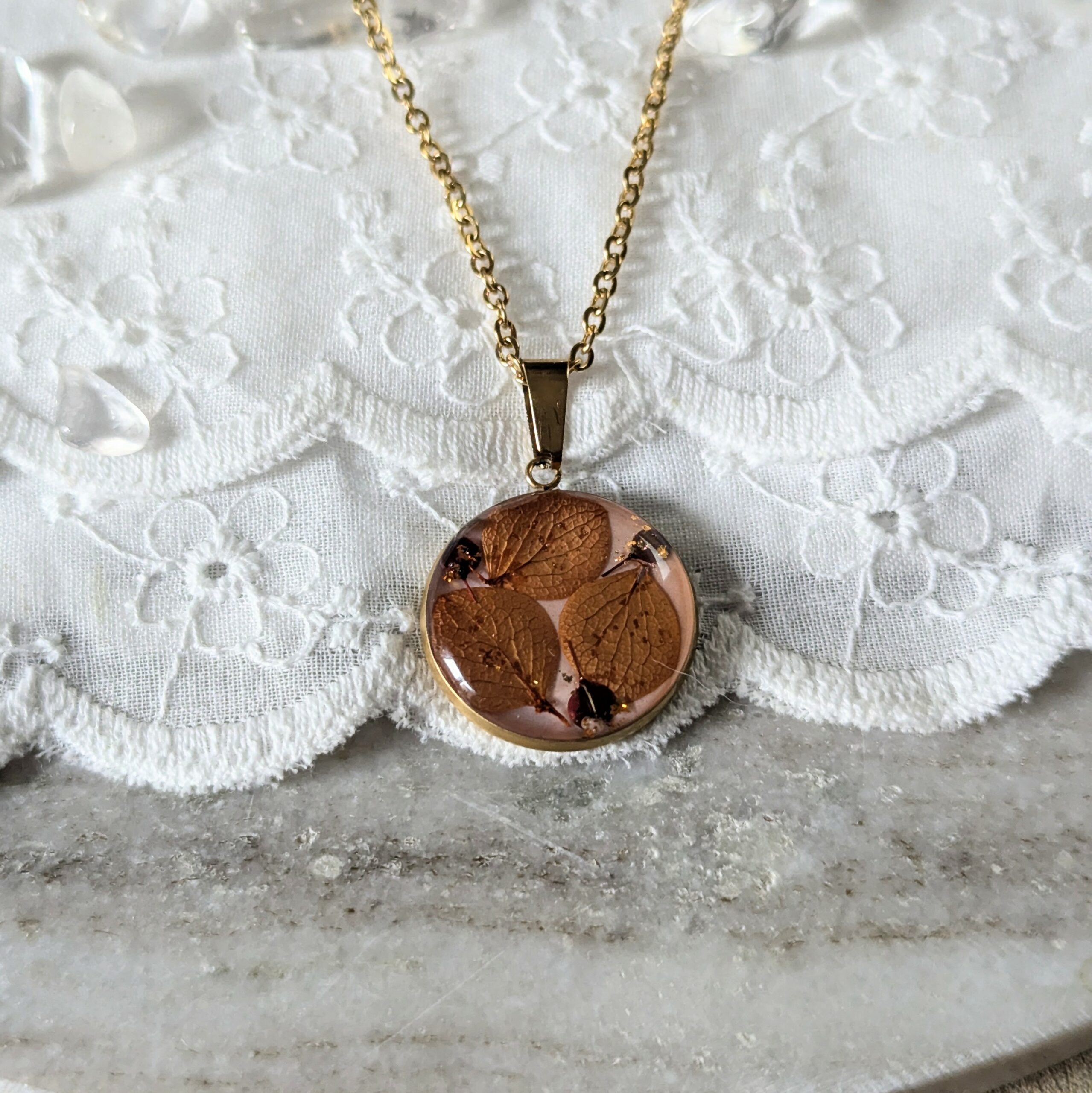 Collier en résine et fleurs séchées cuivrées et bordeaux, Charlotte