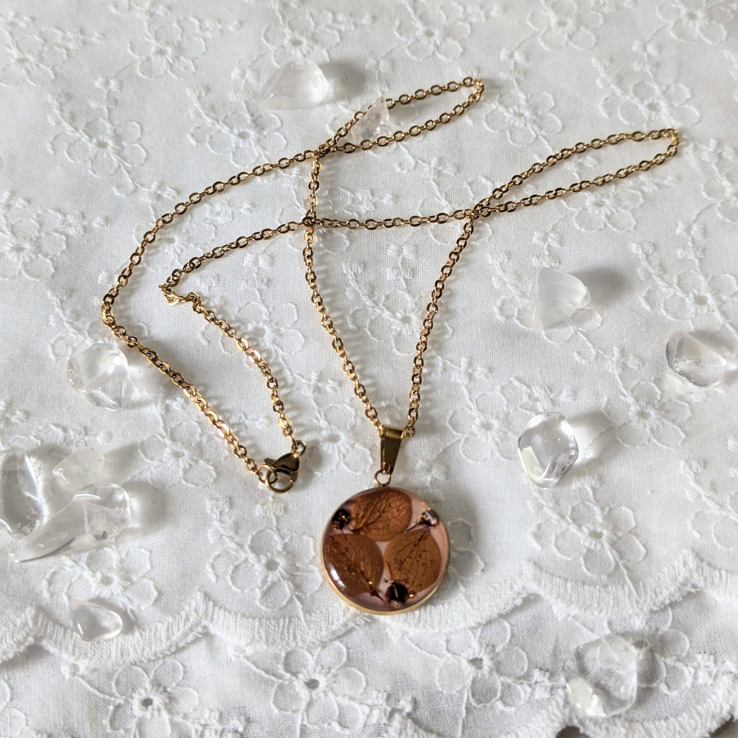 Collier en résine et fleurs séchées cuivrées et bordeaux, Charlotte – Image 3