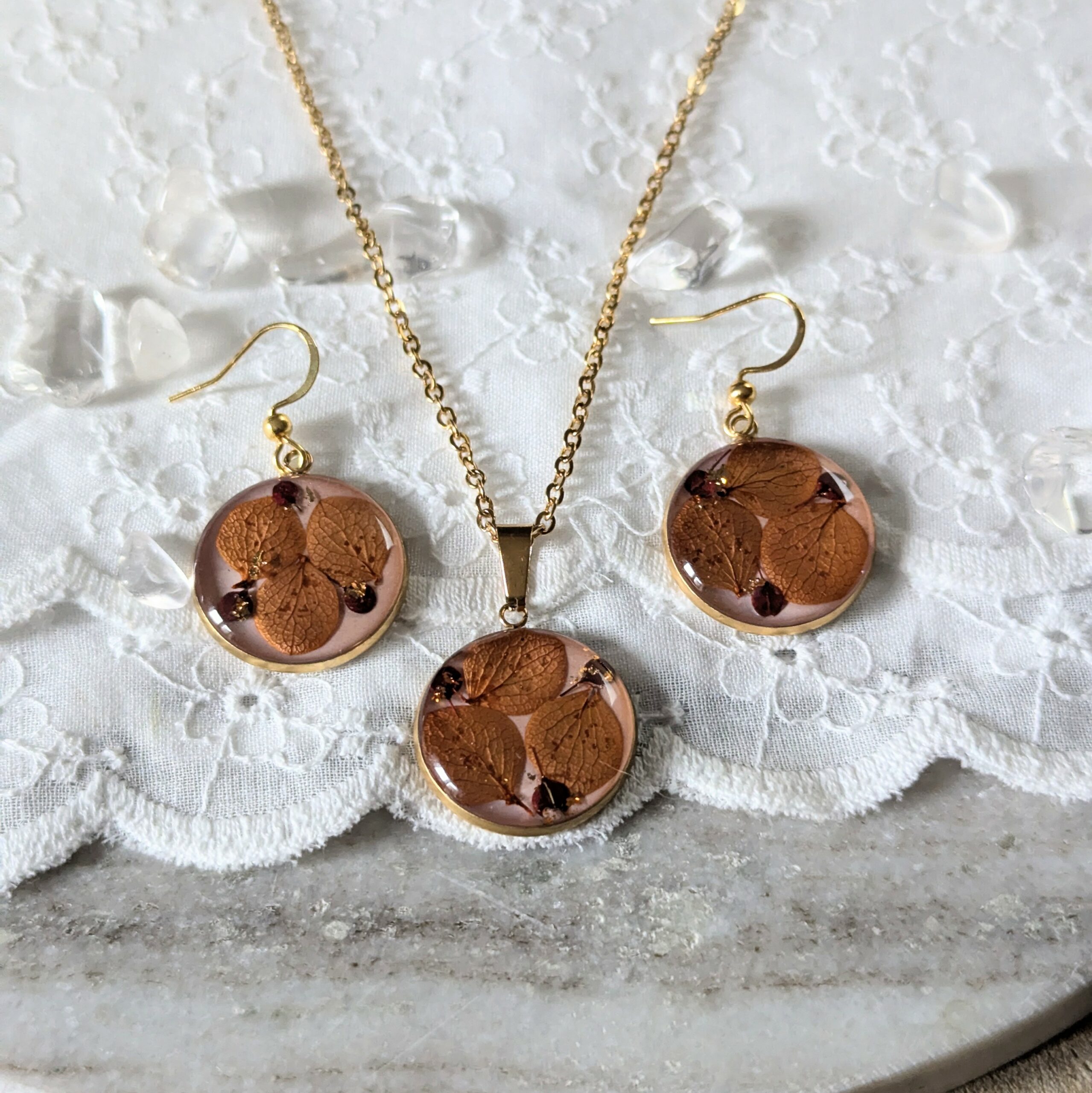 Collier en résine et fleurs séchées cuivrées et bordeaux, Charlotte – Image 4