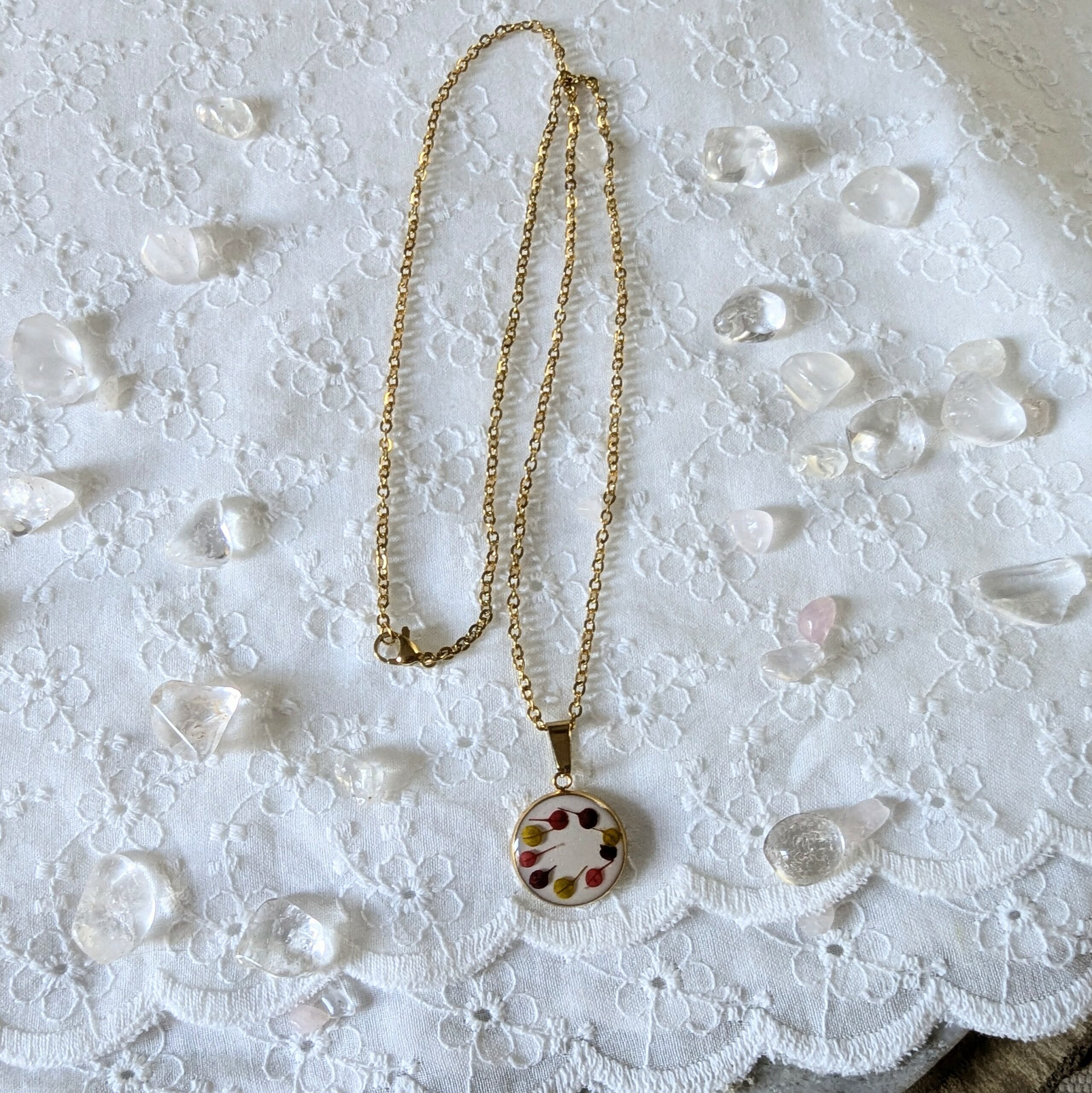 Collier en résine et fleurs séchées rouges, bordeaux, moutarde, Agatha – Image 2