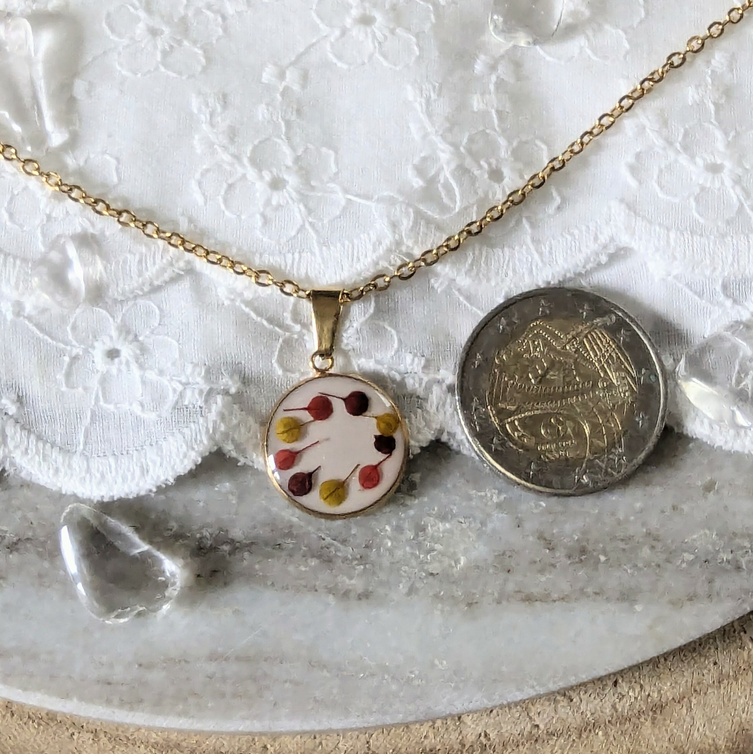 Collier en résine et fleurs séchées rouges, bordeaux, moutarde, Agatha – Image 4
