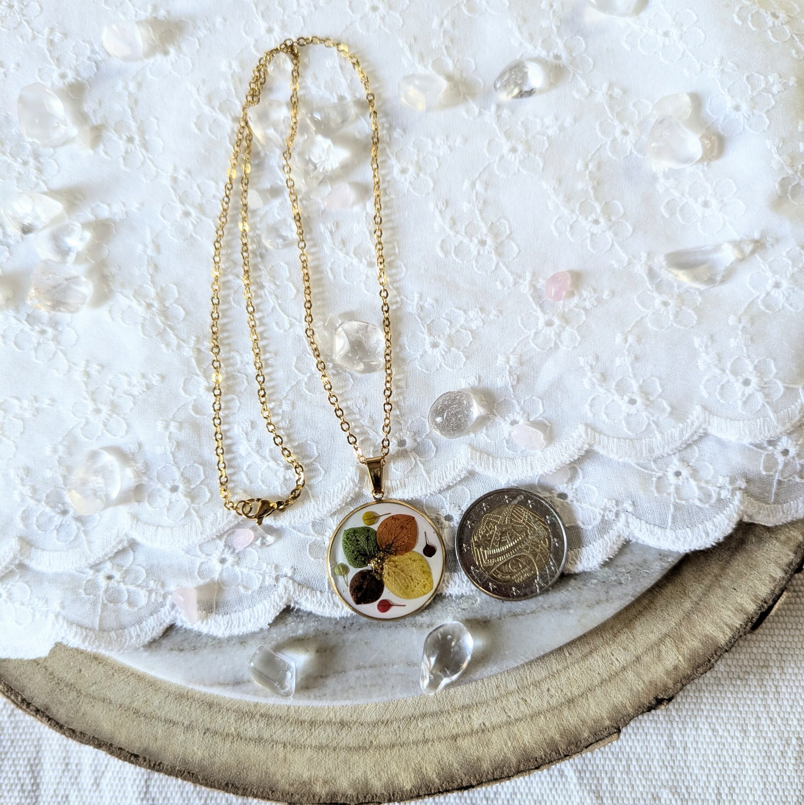 Collier en résine et fleurs séchées vertes, orange et brunes, Laura – Image 3