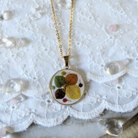 Collier en résine et fleurs séchées vertes, orange et brunes, Laura