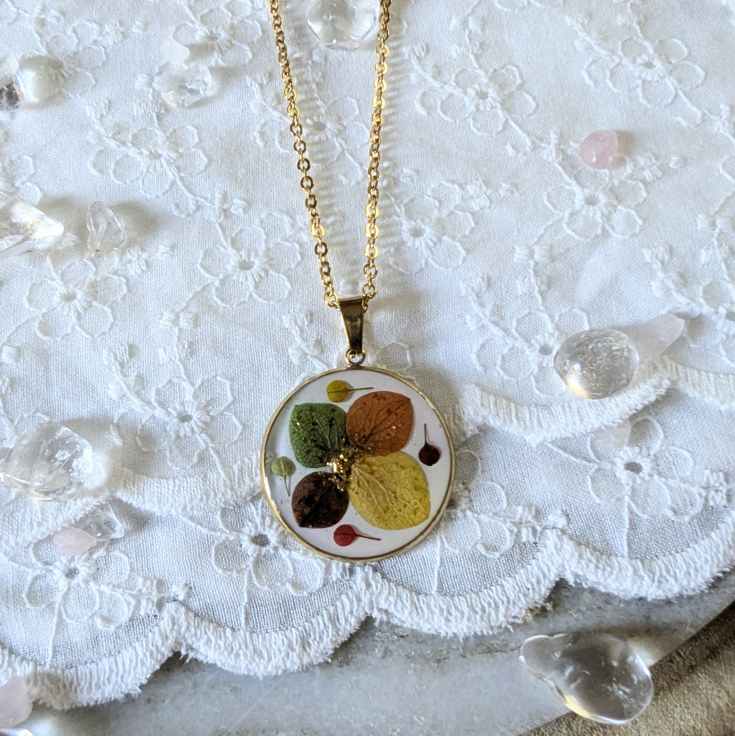 Collier en résine et fleurs séchées vertes, orange et brunes, Laura