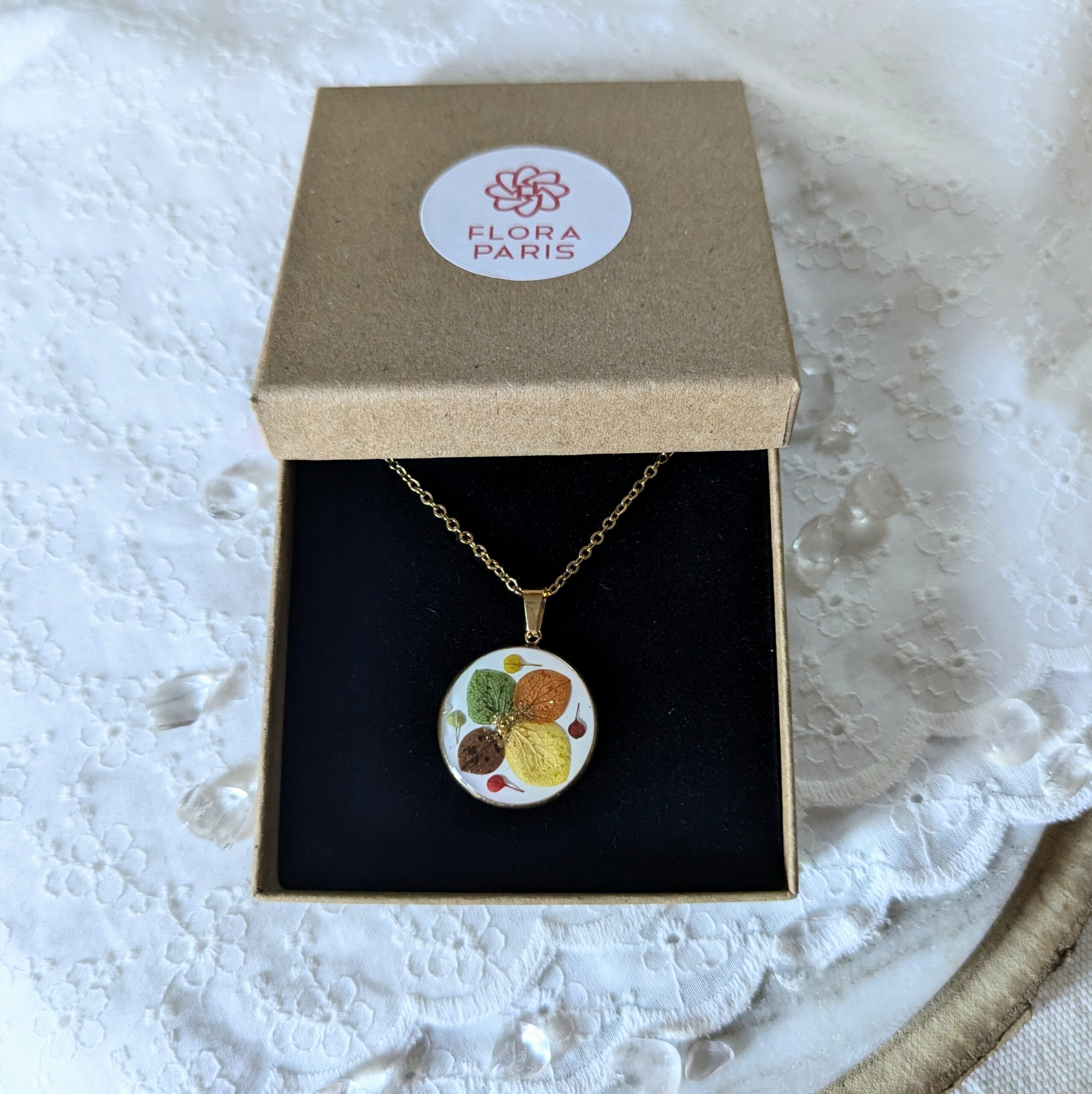 Collier en résine et fleurs séchées vertes, orange et brunes, Laura – Image 2