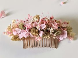 Peigne à cheveux fleuri pour coiffure de mariage en fleurs stabilisées aux nuances roses vertes Romy par Flora Paris